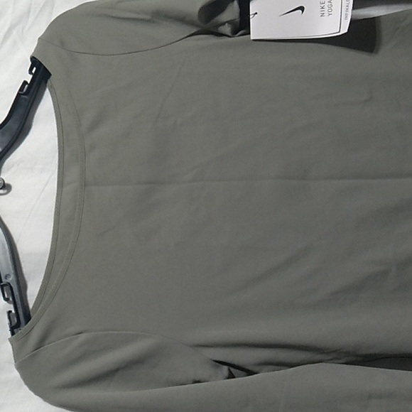 NWT Nike Yoga Dri-Fit Infinalon Top Unfinished Edges Sz.M - Picture 3 of 15